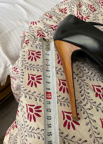 Yves Saint Laurent 37