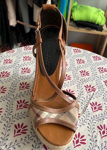 Bohem Tarzı Kahverengi Tokalı Dolgu Topuklu Burberry - Görsel 4