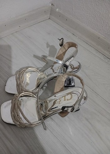 Beyaz Yılan Derisi Desenli Metal Tokalı Topuklu Ayakkabı - Görsel 2