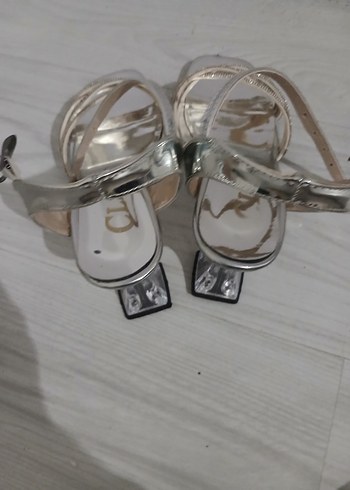 Beyaz Yılan Derisi Desenli Metal Tokalı Topuklu Ayakkabı - Görsel 3