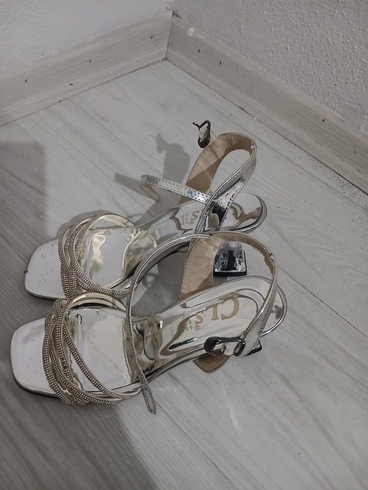 Beyaz Yılan Derisi Desenli Metal Tokalı Topuklu Ayakkabı - Görsel 2