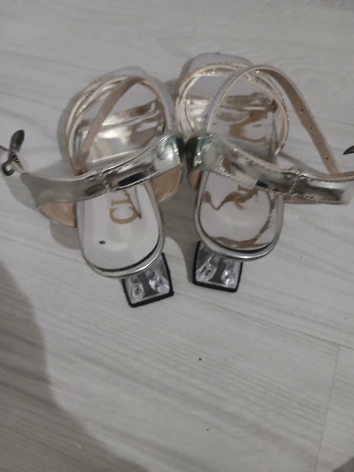 Beyaz Yılan Derisi Desenli Metal Tokalı Topuklu Ayakkabı - Görsel 3