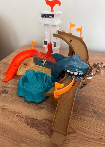 HOT WHEELS Sharky oyun Köpekbalığı Temalı Plaj ve Bahçe Oyuncağ
