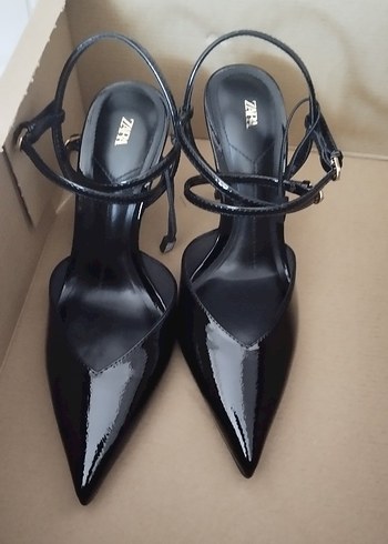 Siyah Rugan Tokalı Stiletto Topuklu Kadın Ayakkabı