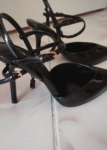 Zara Siyah Rugan Tokalı Stiletto Topuklu Kadın Ayakkabı