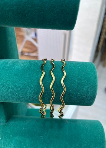 Dalgalı Tasarımlı Altın Rengi Kadın Bileklik - Görsel 2