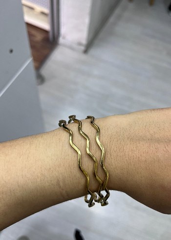 Dalgalı Tasarımlı Altın Rengi Kadın Bileklik - Görsel 3