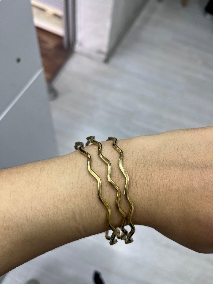 Dalgalı Tasarımlı Altın Rengi Kadın Bileklik - Görsel 3