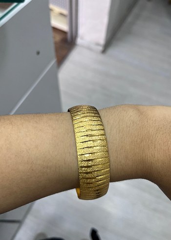 Altın Renkli Yılan Derisi Desenli Kadın Bileklik - Görsel 3