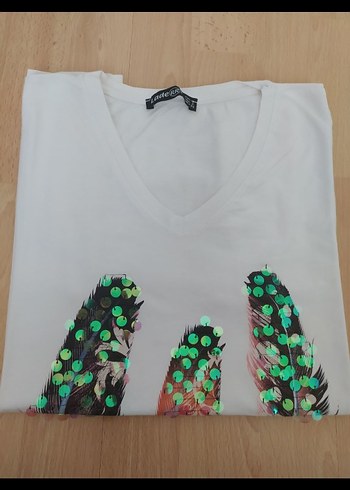 Payetli Baskılı V Yaka Kadın Tişört - Görsel 3