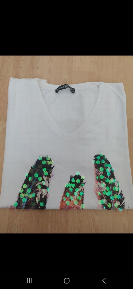 Payetli Baskılı V Yaka Kadın Tişört - Görsel 3