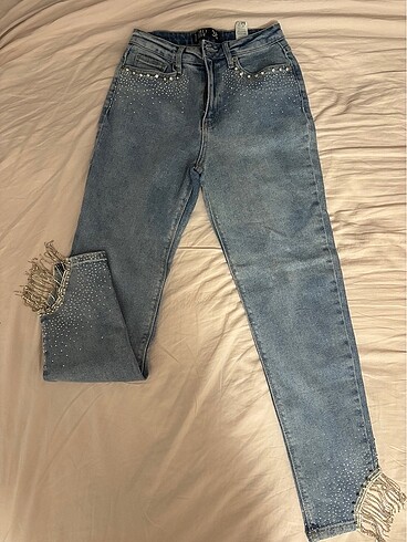 taş süsleme detaylı kot pantalon