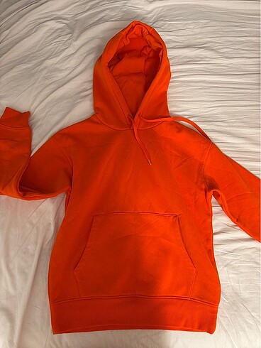 turuncu kapüşonlu sweatshirt