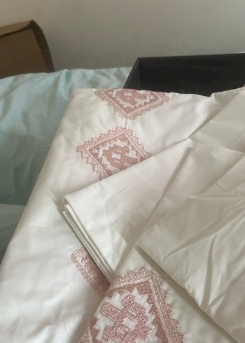 Nakışlı Pastel Pembe Yatak Örtüsü - Görsel 5