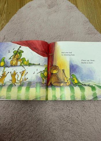 One Ted Yataktan Düştü - İngilizce Çocuk Kitabı - Görsel 2