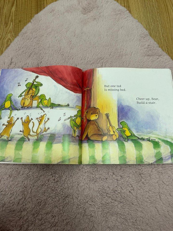 One Ted Yataktan Düştü - İngilizce Çocuk Kitabı - Görsel 2