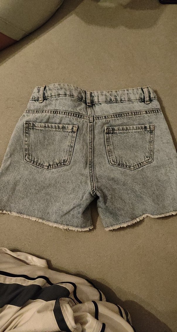 10 11 Yaş Kız Çocuk Nakışlı ve Boncuk Detaylı Gri Mini Kot Şort - Görsel 3