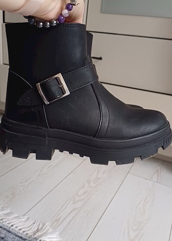 Siyah Deri Tokalı Blok Topuklu Bot - Görsel 3