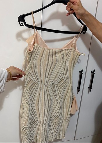 V Yaka Fırfırlı Mini Bej Nakışlı Elbise - Görsel 2