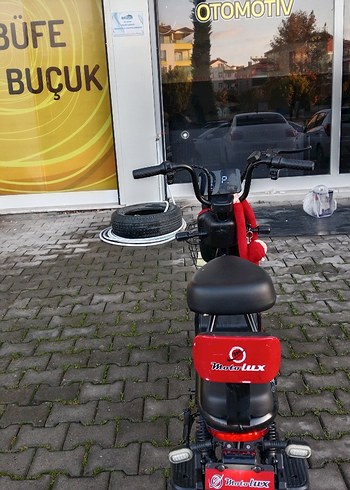 Diğer Parlak Kırmızı Çocuk Scooter'ı