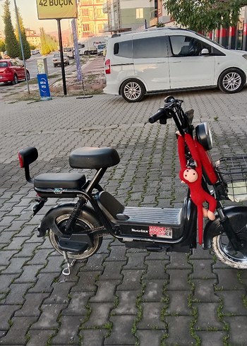 Beden kırmızı Renk Parlak Kırmızı Çocuk Scooter'ı
