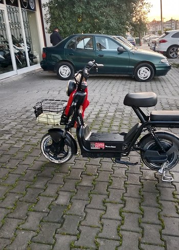 Beden Parlak Kırmızı Çocuk Scooter'ı