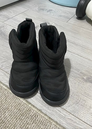 Zara Erkek Çocuk Siyah Cırtlı Kauçuk Bot