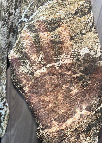 Düğmeli Yılan Desenli Gri Kadın Gömlek - Görsel 4