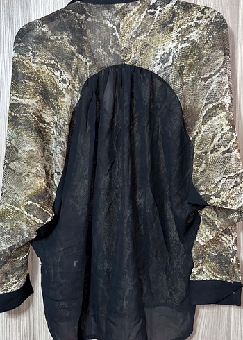 Düğmeli Yılan Desenli Gri Kadın Gömlek - Görsel 5