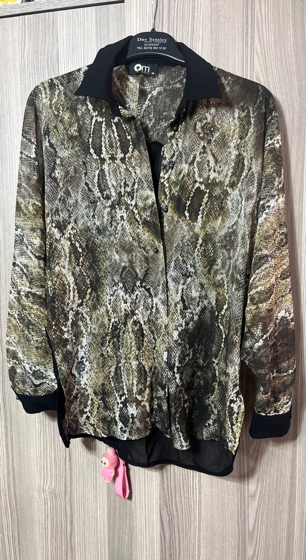 Düğmeli Yılan Desenli Gri Kadın Gömlek - Görsel 2