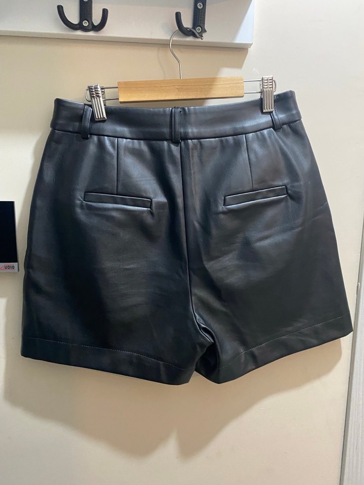 Kadın Siyah Deri  Mini Şort - Görsel 2
