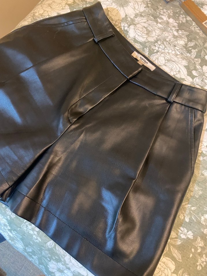 Kadın Siyah Deri  Mini Şort - Görsel 4