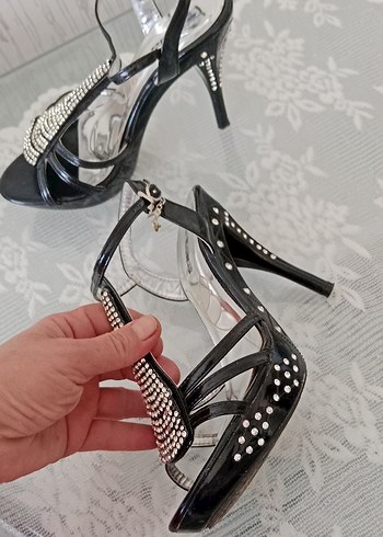 siyah  parlak deri .taşlı abiye ayakkabı - Görsel 3