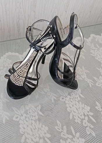 siyah  parlak deri .taşlı abiye ayakkabı - Görsel 2