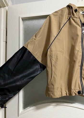 Bej Parlak Kapüşonlu Spor Kadın Yağmurluk - Görsel 2