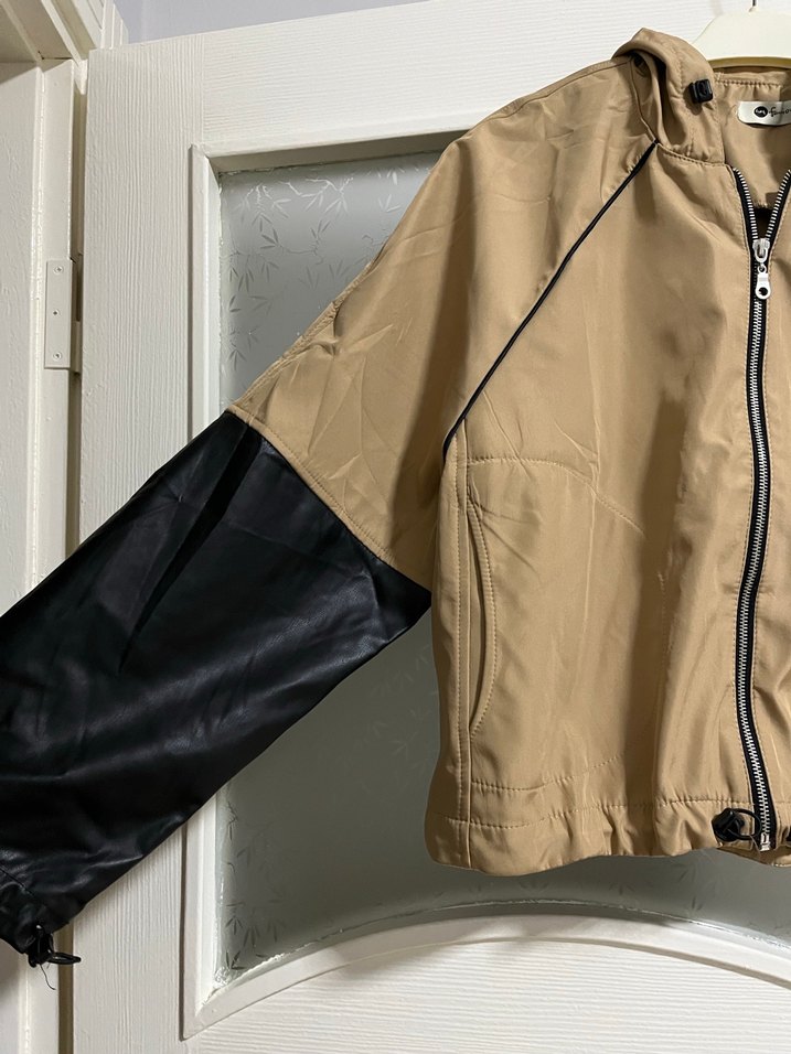 Bej Parlak Kapüşonlu Spor Kadın Yağmurluk - Görsel 2