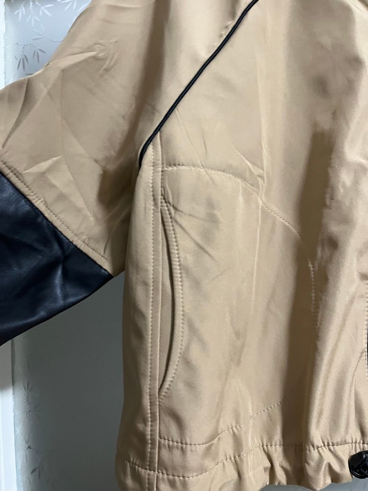 Bej Parlak Kapüşonlu Spor Kadın Yağmurluk - Görsel 3