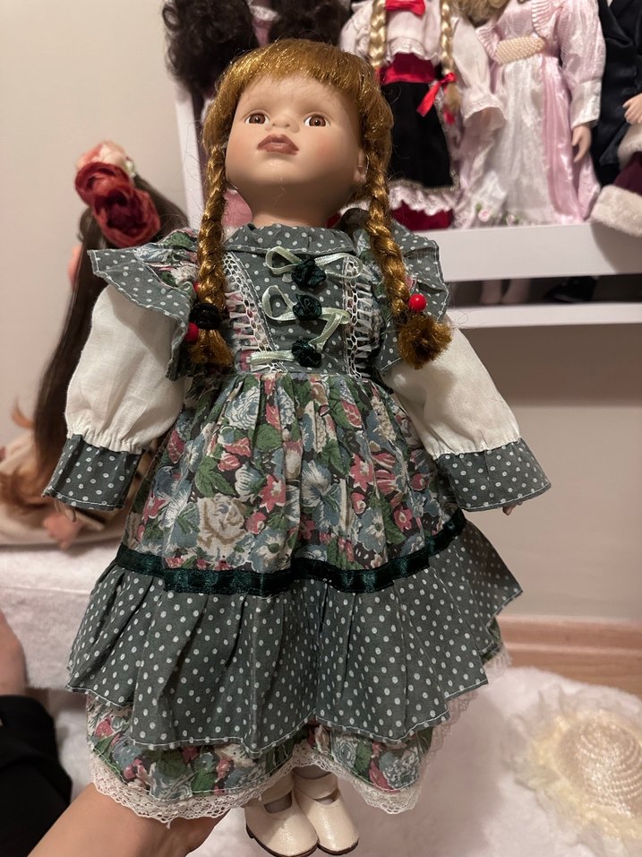 Gri Elbiseli Saç Örgülü Bebek - Görsel 3