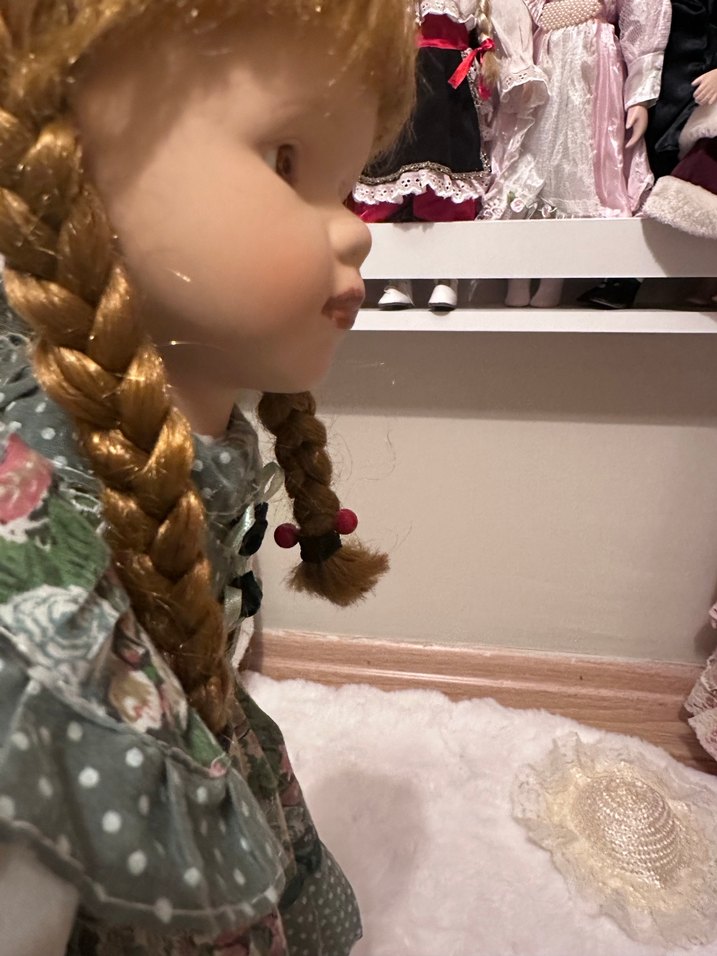 Gri Elbiseli Saç Örgülü Bebek - Görsel 2