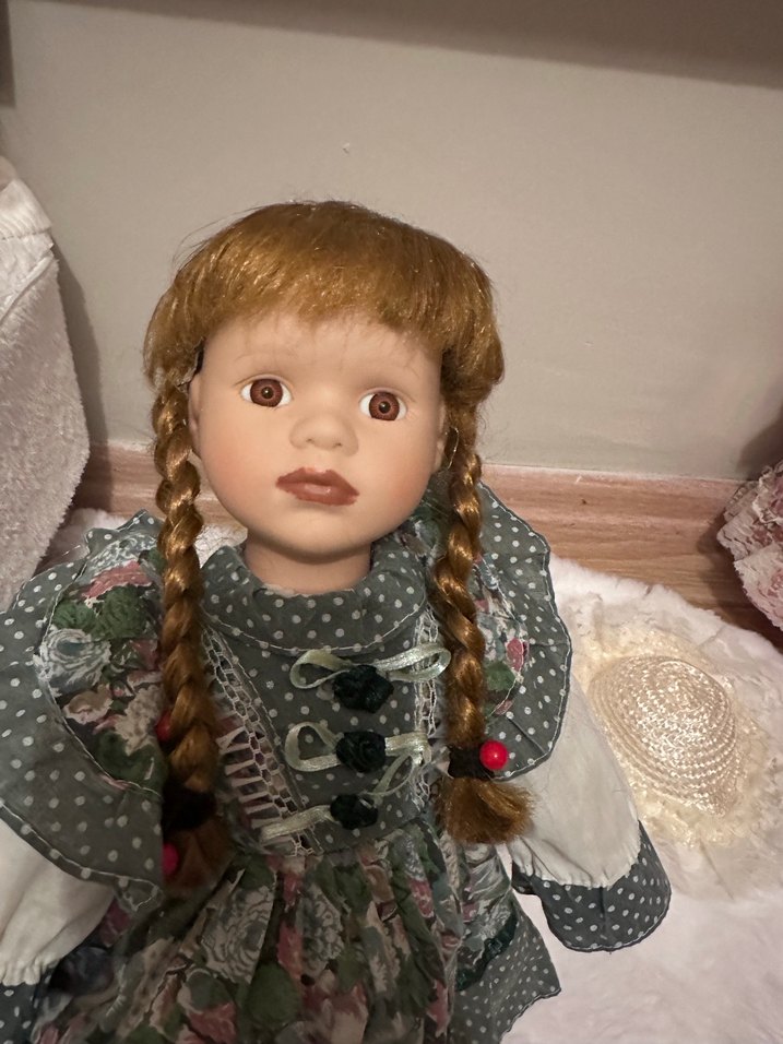 Gri Elbiseli Saç Örgülü Bebek - Görsel 4