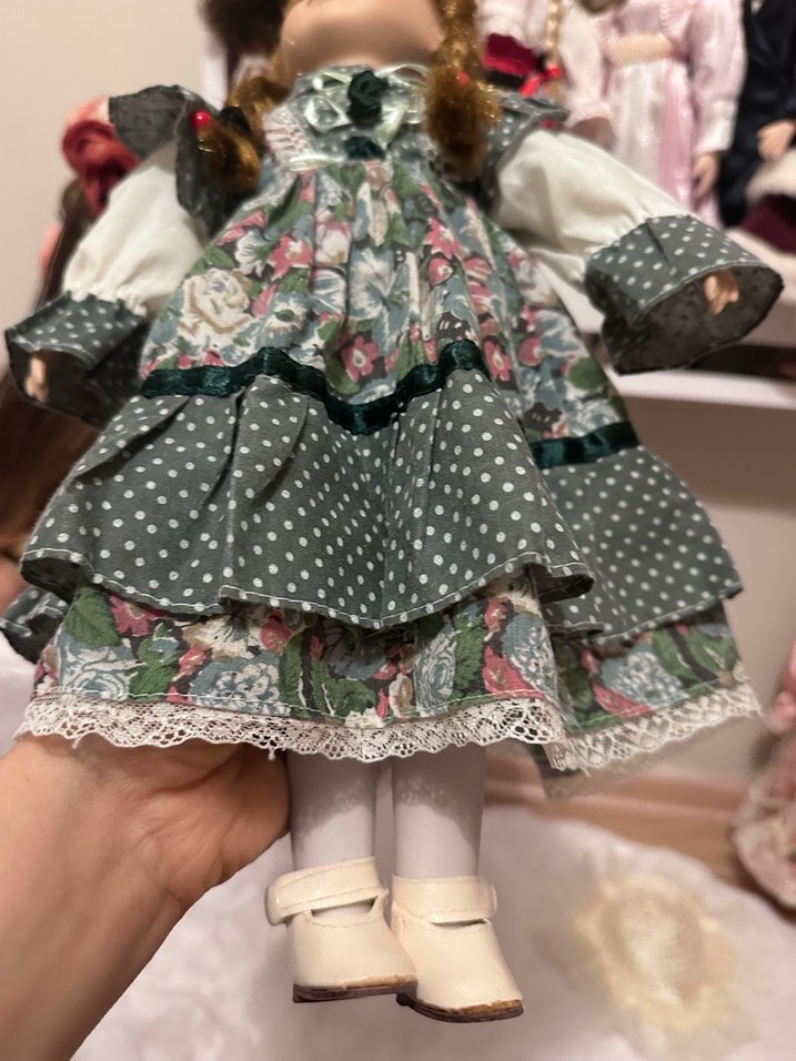 Gri Elbiseli Saç Örgülü Bebek - Görsel 5