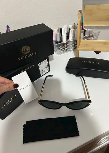 Versace Zincir Detaylı Siyah Kadın Güneş Gözlüğü - Görsel 3