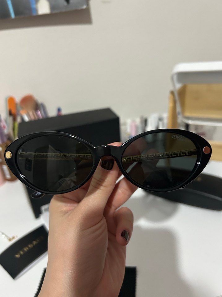 Versace Zincir Detaylı Siyah Kadın Güneş Gözlüğü - Görsel 4