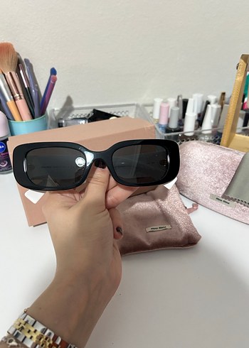 Miu Miu Minimalist Gri Beyaz Tokalı Gözlük - Görsel 4