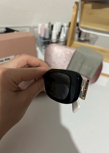 Miu Miu Minimalist Gri Beyaz Tokalı Gözlük - Görsel 3