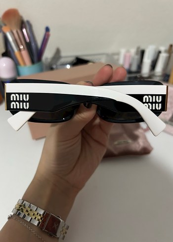 Miu Miu Minimalist Gri Beyaz Tokalı Gözlük - Görsel 2