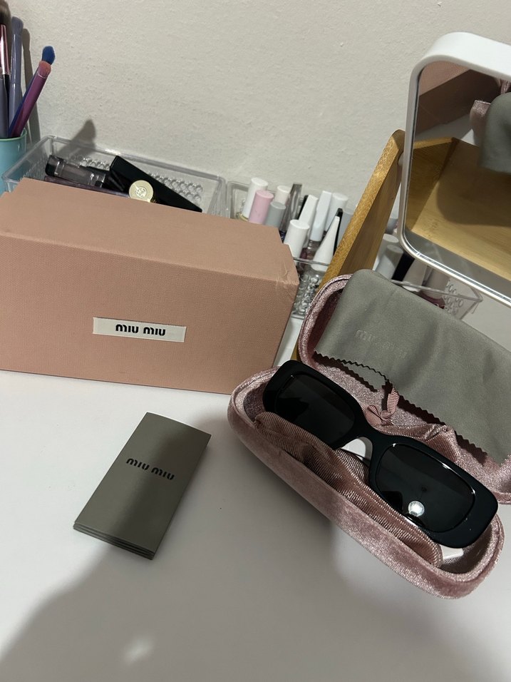 Miu Miu Minimalist Gri Beyaz Tokalı Gözlük - Görsel 5