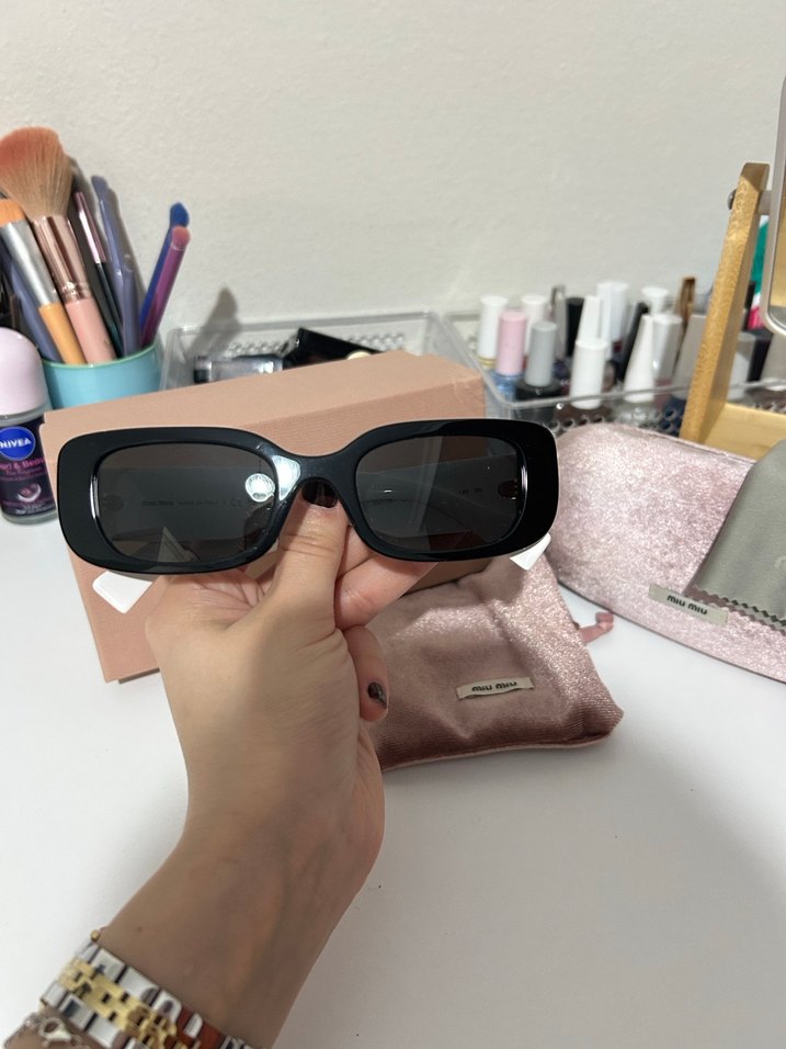 Miu Miu Minimalist Gri Beyaz Tokalı Gözlük - Görsel 4