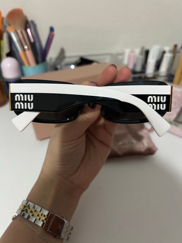 Miu Miu Minimalist Gri Beyaz Tokalı Gözlük - Görsel 2