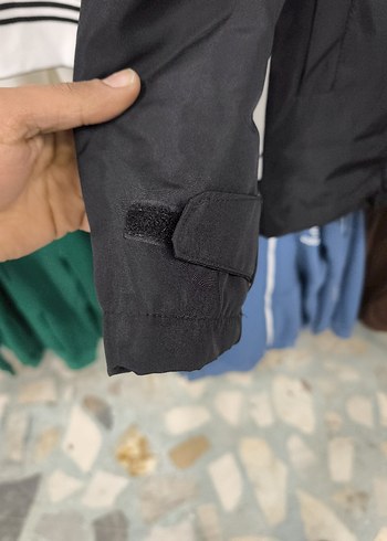 siyah Kapüşonlu Rahat Kesim Erkek Mont - Görsel 3